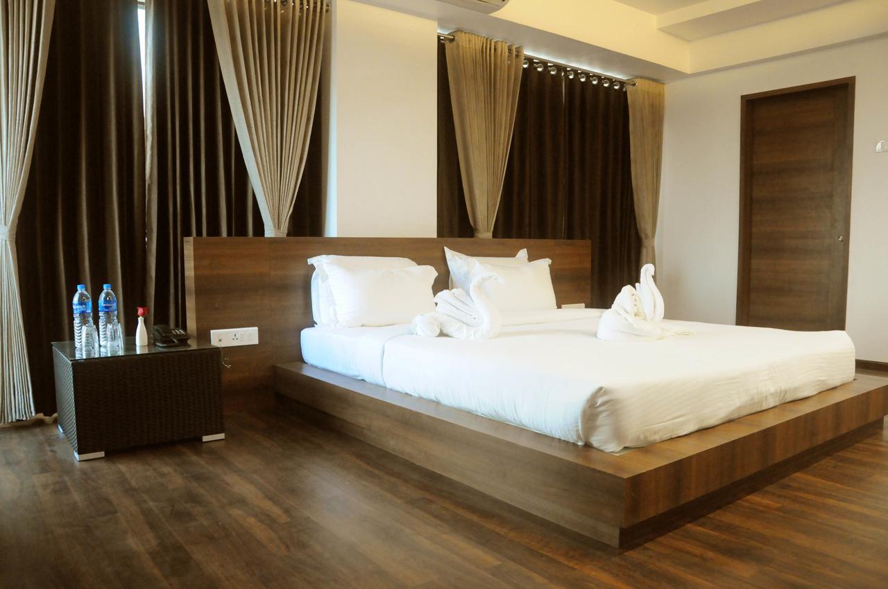 Hotel 3 Leaves Колхапур Екстериор снимка