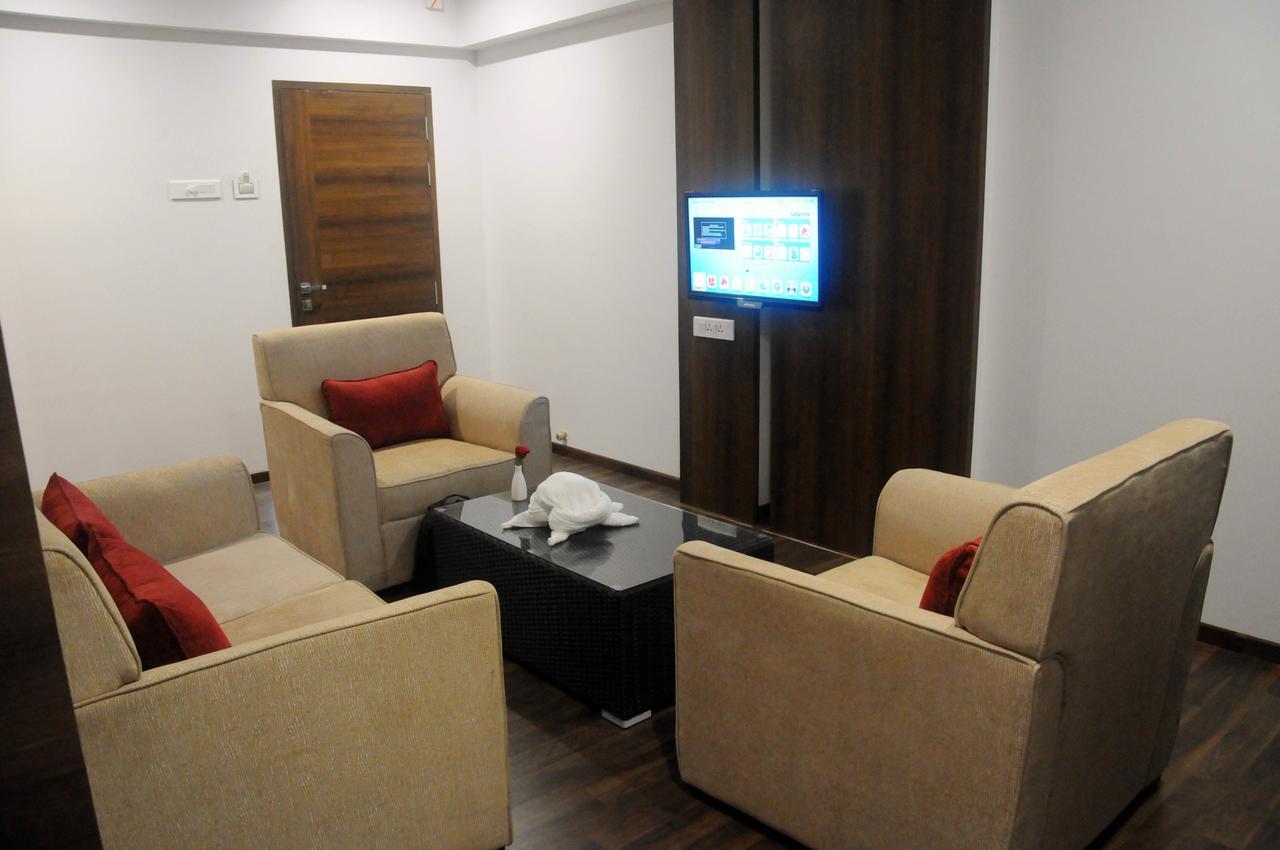 Hotel 3 Leaves Колхапур Екстериор снимка
