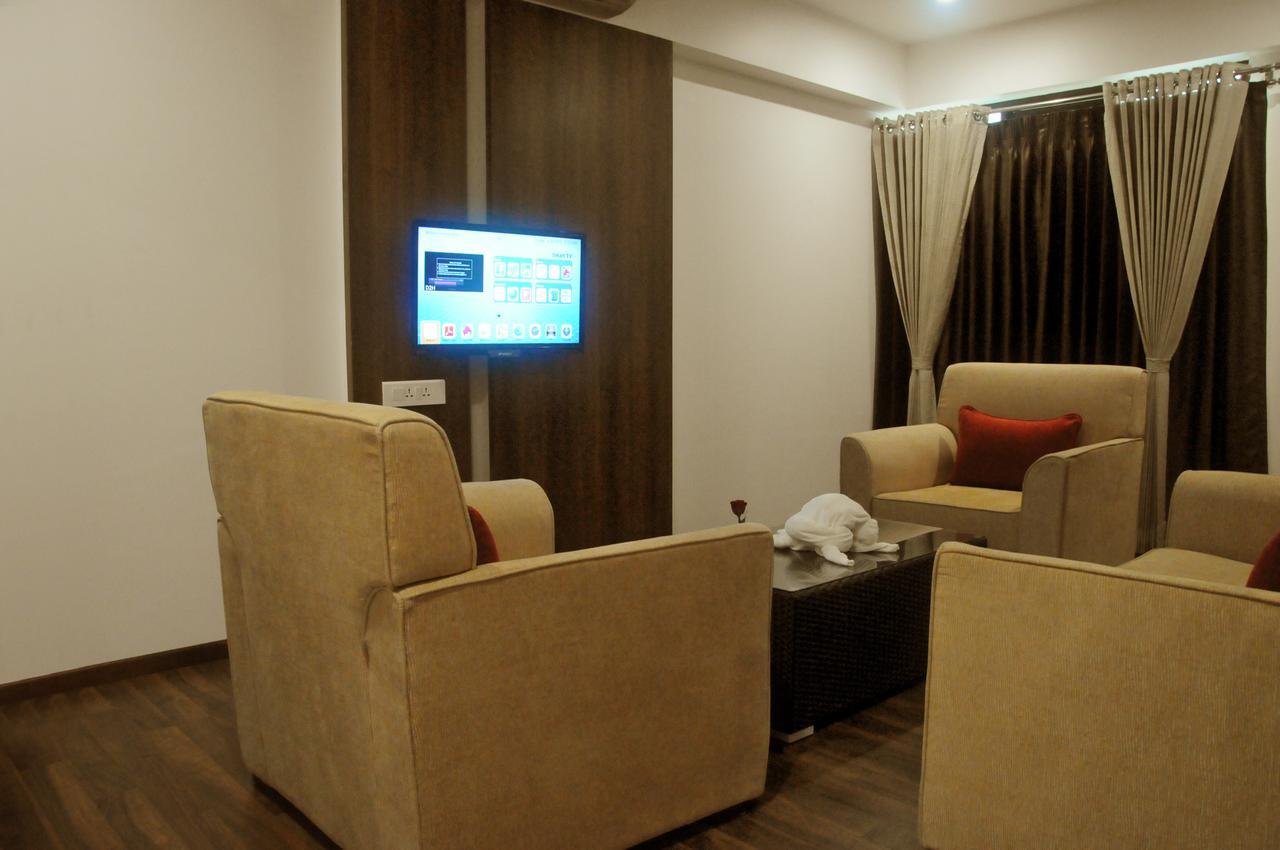Hotel 3 Leaves Колхапур Екстериор снимка